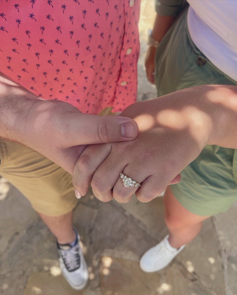 _amandaleeann's tweet photo. Oh hey twitter, I’m a fiancé now.🥰💍 https://t.co/l53ez38CVm
