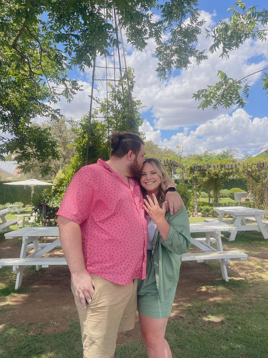 _amandaleeann's tweet photo. Oh hey twitter, I’m a fiancé now.🥰💍 https://t.co/l53ez38CVm