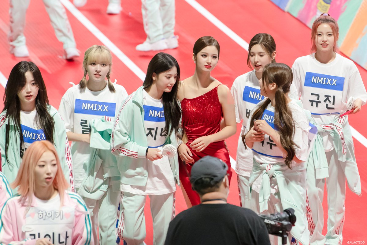 galactico131's tweet photo. 220801 아육대 NMIXX 퇴근길

#엔믹스 #NMIXX https://t.co/39bNg4Vul4