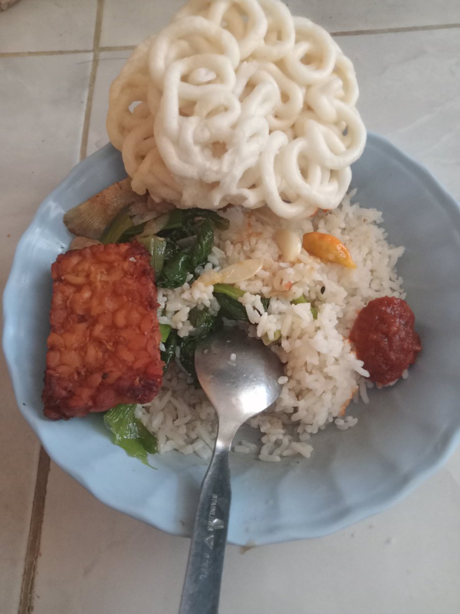 Blonjo e sepuluh juta maem ku panggah lawuh krupuk ning aku tetep bersyukur,ojo kliru krupuk iki nek dicokot keluar 😍😍🥰❤️❤️
Dadi aku rah tau protes....🤣🤣🤣🤭

Ayoo maem lur...apapun makananya syukur itu nikmat nya

*Wied*🙏🌹
#Bismillah
#maksikoe