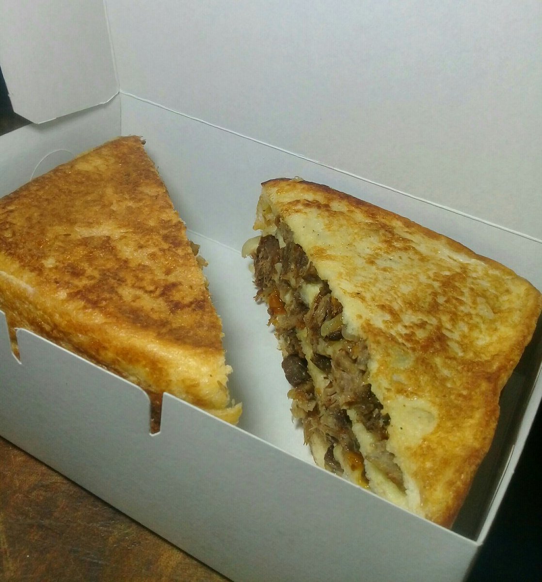 foodaffairZW's tweet photo. We do sandwiches two ways, BiG &amp; BiGGeR. 💪☺
Get our LARGE range with 3 STACKS of STEAK 😍, its large enough to feed a village for only $5.00 &amp; $5.50. 😋 Harare deliveries &amp; pickup option available. 

#SandwichesAreForWhenever
#SecureTheBox
#SandwichAffair
#BreadShallNotGoAlone https://t.co/y3TKUnRi6R