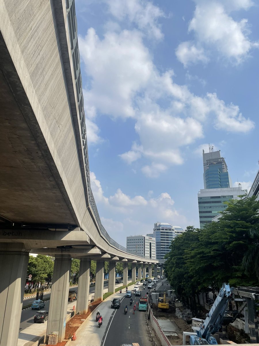 adriansyahyasin's tweet photo. Daripada buat flyover tengah kota mending jadiin LRT aja gak sih ✨✨✨ https://t.co/XRCdEm8Y8i