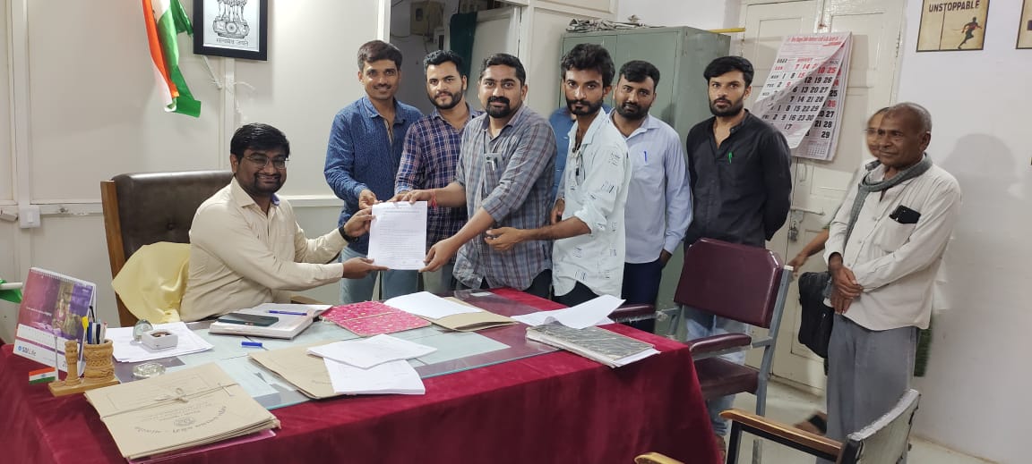 tcmmgrl's tweet photo. ગુજરાત રાજ્ય તલાટી કમ મંત્રી કેડરના પડતર પ્રશ્નોના બાબતે સરકારશ્રીમાં વારંવાર રજૂઆત કરવા છતાં નિરાકરણ ન થતાં ગયકાલ તા.01/08/2022ના રોજ આવેદન આપી આજ થી ગુજરાત રાજ્યના તમામ તલાટી કમ મંત્રીશ્રીઓ ચોક્કસ મુદતની હડતાલમા જોડાયા.@CMOGuj @brijeshmeja1 @KanuDesai180 @CRPaatil @DdoJunagadh https://t.co/4IEQmDJkjg