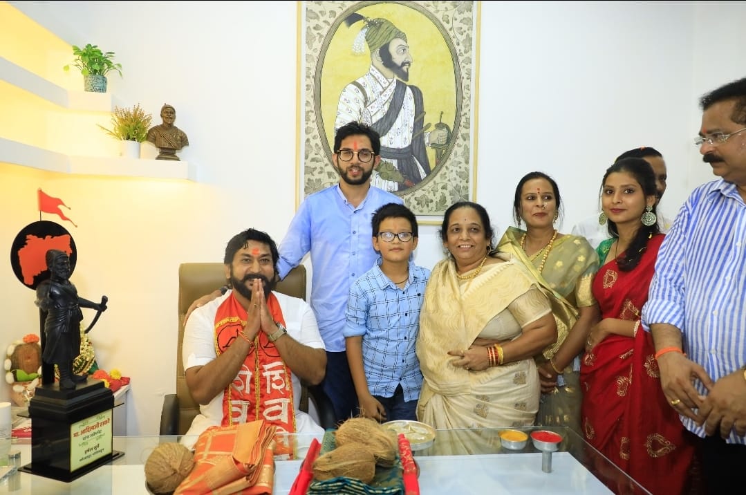 mayurkamble9's tweet photo. ही तुमच्या कष्टाची खुर्ची आहे इथे तुम्हीच बसायचे
मी तुमच्यासोबत फोटो काढतो,
असे बोलून मा.आदित्य ठाकरे साहेबांनी केला हर्षल सुर्वे या प्रामाणिक कार्यकर्त्याचा सन्मान

निष्ठेचे आणि प्रामाणिक पणाच फळ
#शिवसेना https://t.co/8STc463bYI
