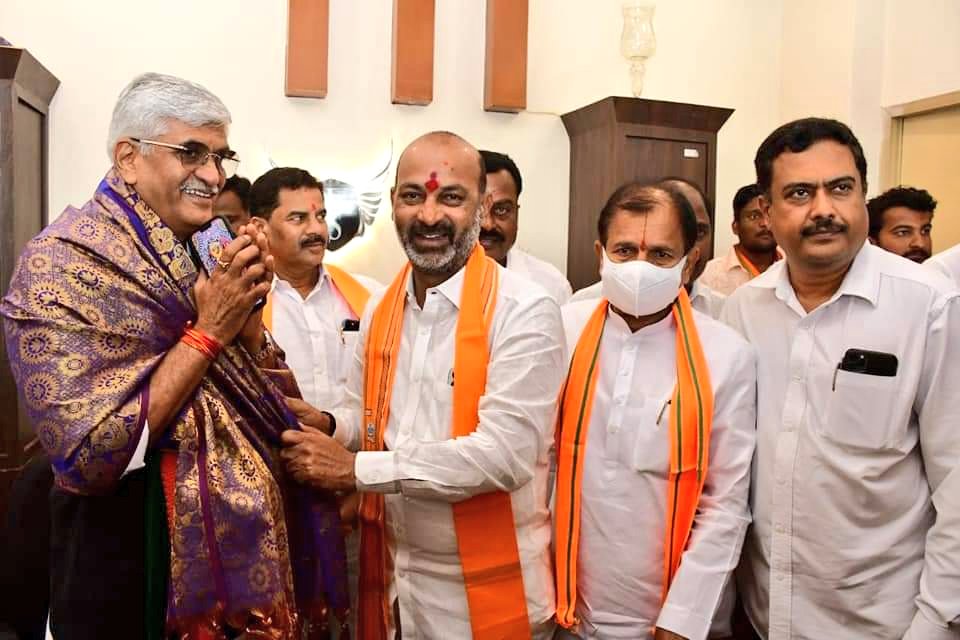 bandisanjay_bjp's tweet photo. Welcomed Hon'ble Union Minister of Jal Shakti Shri @gssjodhpur ji at Ghatkesar, ahead of #PrajaSangramaYatra3. https://t.co/ZOMF3XRdDj