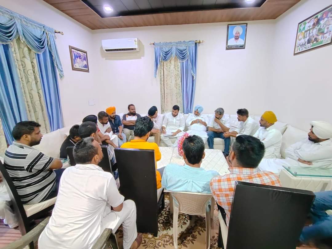 GaganPB3's tweet photo. आज जिला मानसा युवा कांग्रेस की बैठक का आयोजन किया गया जिसमें सभी जिला के और हल्का के पदाधिकारियों की जिम्मेवारी 5 तारीख को होने वाले संसद घेराव के लिए तय की गई। @RahulGandhi @INCIndia @RajaBrar_INC @brinderdhillon @chuspinderbir @srinivasiyc @Allavaru @MahilaCongress @GaganSabo https://t.co/P9FXwFSz2q