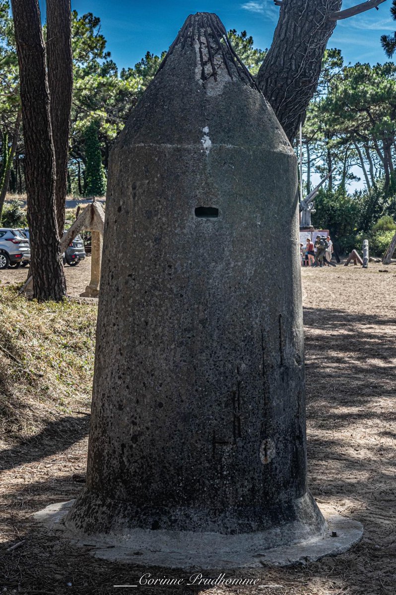 CorinnePrudhom3's tweet photo. Site du #Bego #murdelatlantique #guerite en béton armé abris individuel de la #sentinelle #barrierecointet en acier, obstacle anti char et anti #infanterie mobile, #tetraedre en béton armé pour empêcher d’approcher des plages, #tourdobservation #morbihan #bretagne https://t.co/BK3OAlTrxS