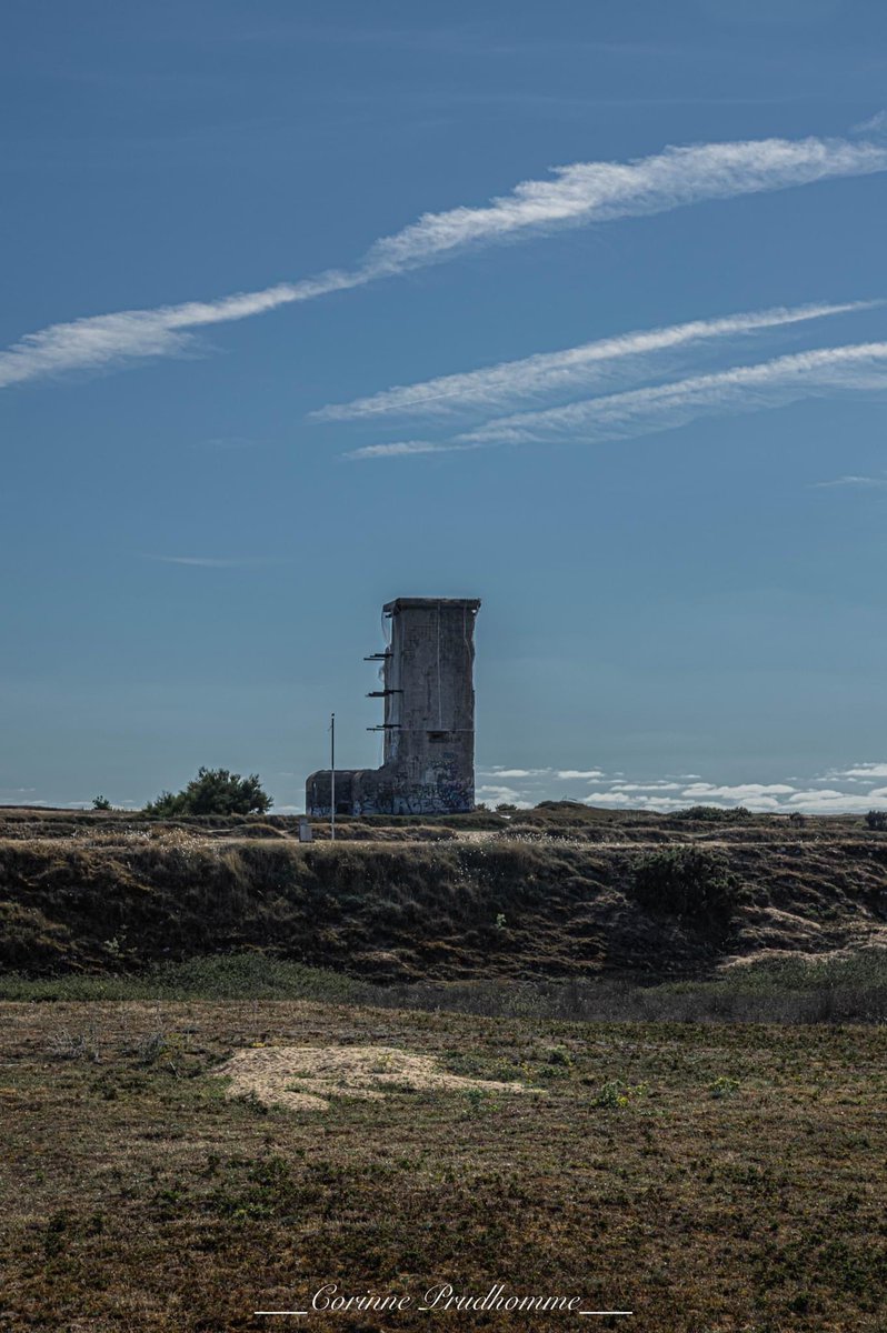 CorinnePrudhom3's tweet photo. Site du #Bego #murdelatlantique #guerite en béton armé abris individuel de la #sentinelle #barrierecointet en acier, obstacle anti char et anti #infanterie mobile, #tetraedre en béton armé pour empêcher d’approcher des plages, #tourdobservation #morbihan #bretagne https://t.co/BK3OAlTrxS