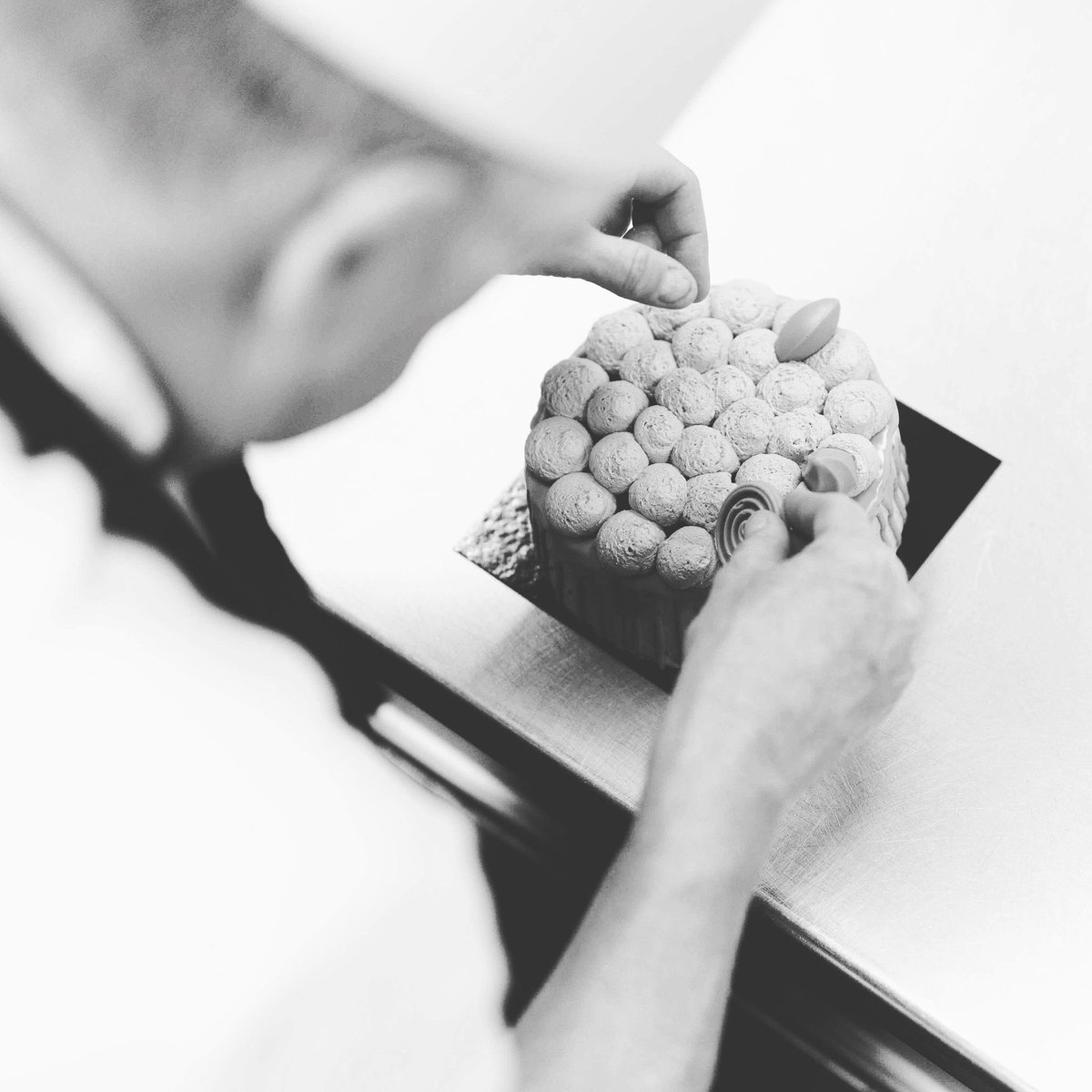 deRouw's tweet photo. Wij gaan voor niets minder dan perfectie 🤍
••
#patisserie #derouw #voorjou #perfectie #pastrychef #pastry #ambacht #ambachtelijk #gebak #taart #frenchpastry #frenchpastries #fransgebak #perfectpastry #fotografie #relaisdesserts https://t.co/vVwAqKdnbn