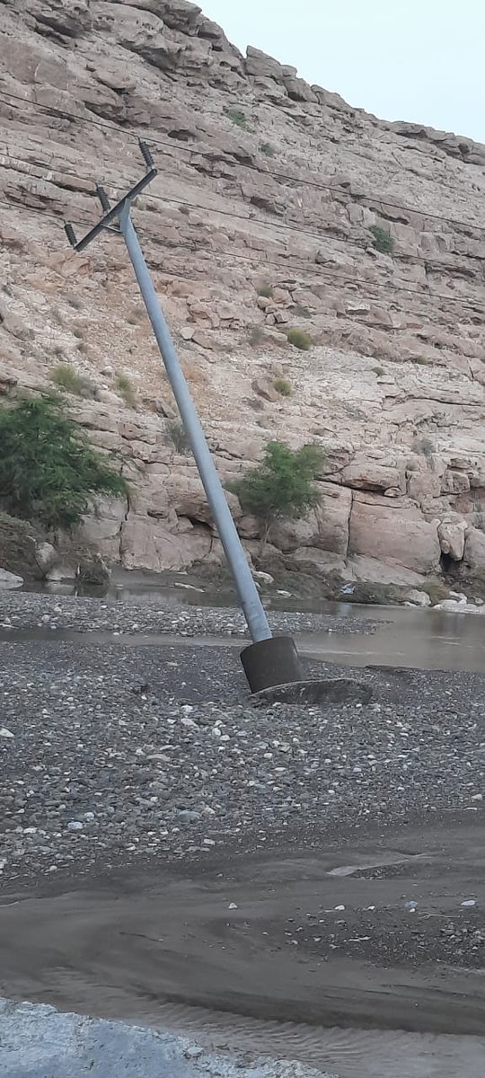 نحمد الله أولاً على نعمة الأمطار ونسأل الله دوامها .. ورسالتنا إلى  #مجلس_الوزراء كونه المشرف الاعلى على مناقصات الحكومة ومشاريعها، هل يرضيكم كمسؤولين اللعبة التي لعبتها شركات الكهرباء في طول #وادي_فدى ، حيث قامت بمد خط الكهرباء الرئيسي في منتصف الوادي، رغم اعتراضها حينها