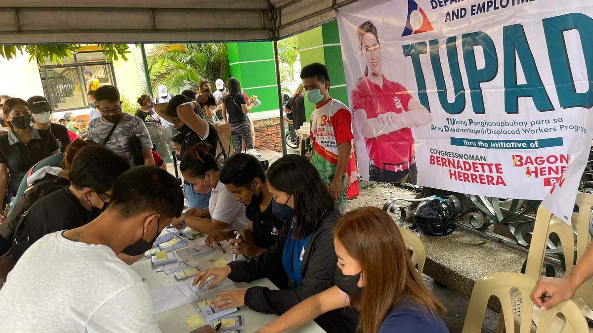 BH_Partylist's tweet photo. Marami na namang mga kababayan natin mula sa Dist. 2-6 ng QC ang nakinabang sa isinusulong nating tulong.
Sa pakikipagtulungan sa DOLE ay mas lalo nating pagsisikapang mas marami pa ang ating maabot ng serbisyong ito. #BHPartylist #AksyonerangKongresista #CongBH #DOLE #TUPAD https://t.co/lwH952YPNO