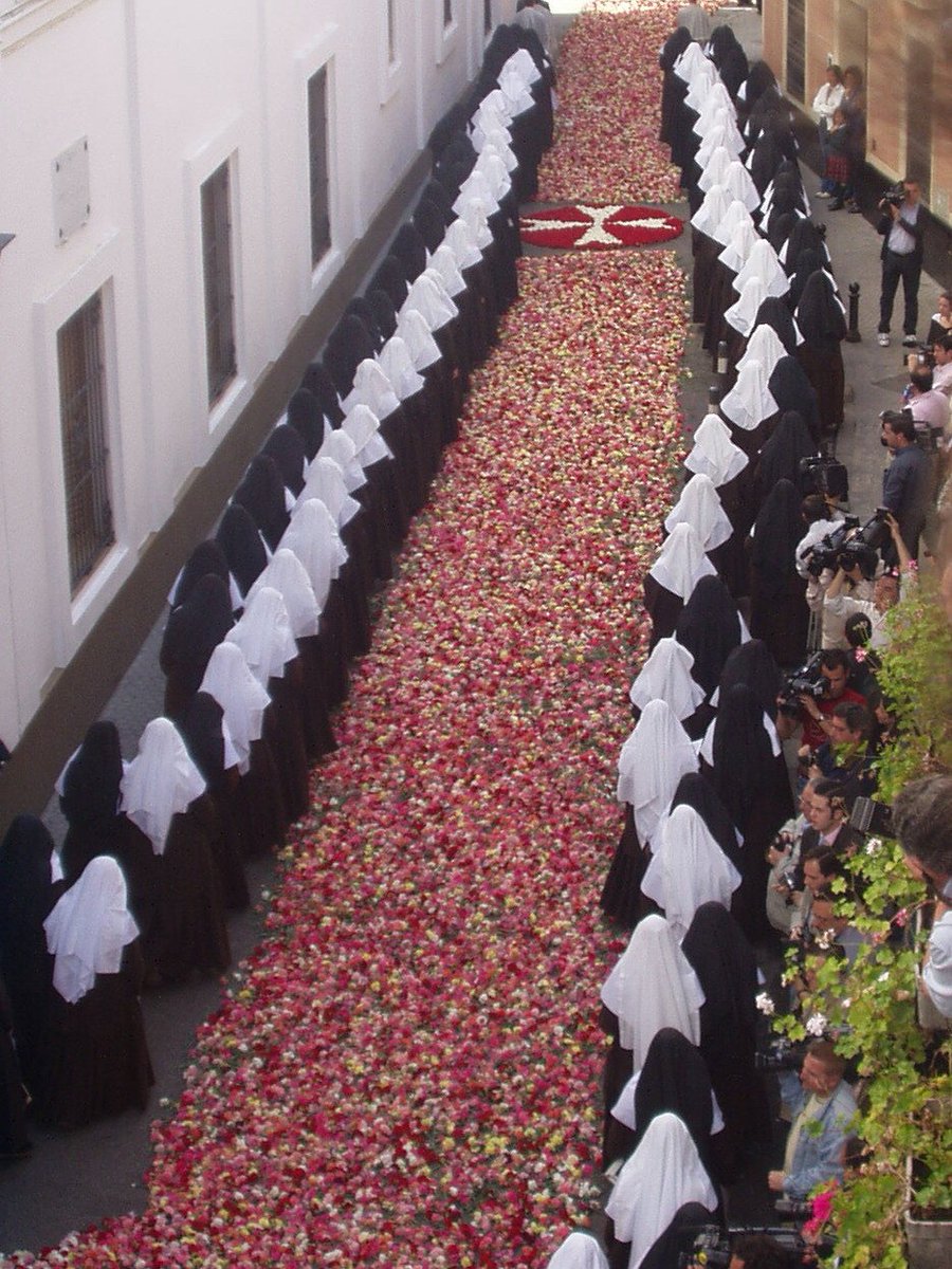 Tal día como hoy en 1875, en una pequeña habitación en la calle San Luis numero 13, se funda la compañía de las hermanas de la Cruz.

Santa Ángela de la Cruz, ruega por nosotros.