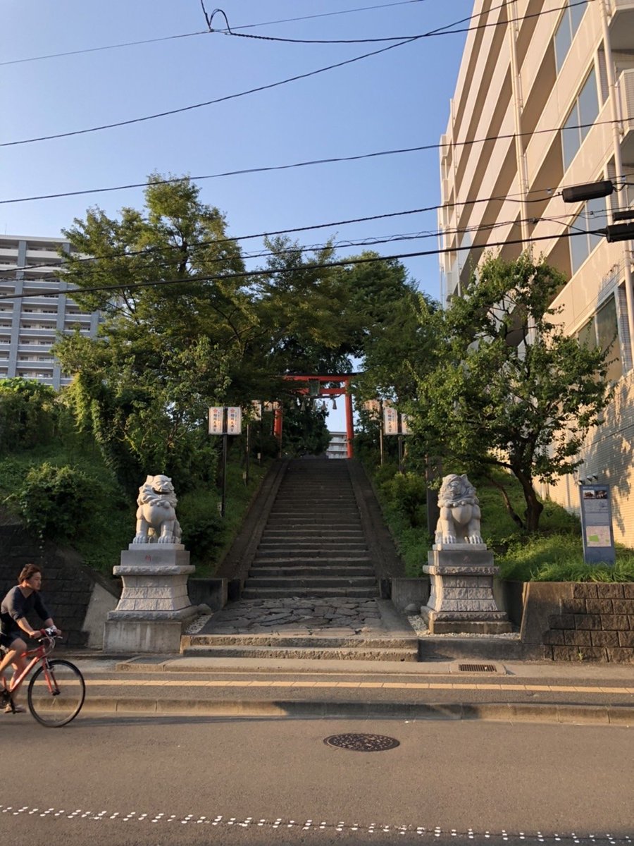 Tohoku_ChizuR's tweet photo. 【活動報告】
先日ARTでは巡検を行いました！
初となる今回の巡検では仙台駅東口(新寺通→楽天生命パーク→仙石線跡)を歩きました🚶
お寺の裏の小径、いかにも怪しい謎の空間、実は断層の坂、意外と身近な学問の神様…。
今まで知らなかった新しい発見がたくさんあり、これはテストの良い息抜き...？ https://t.co/o4feV2EJAd