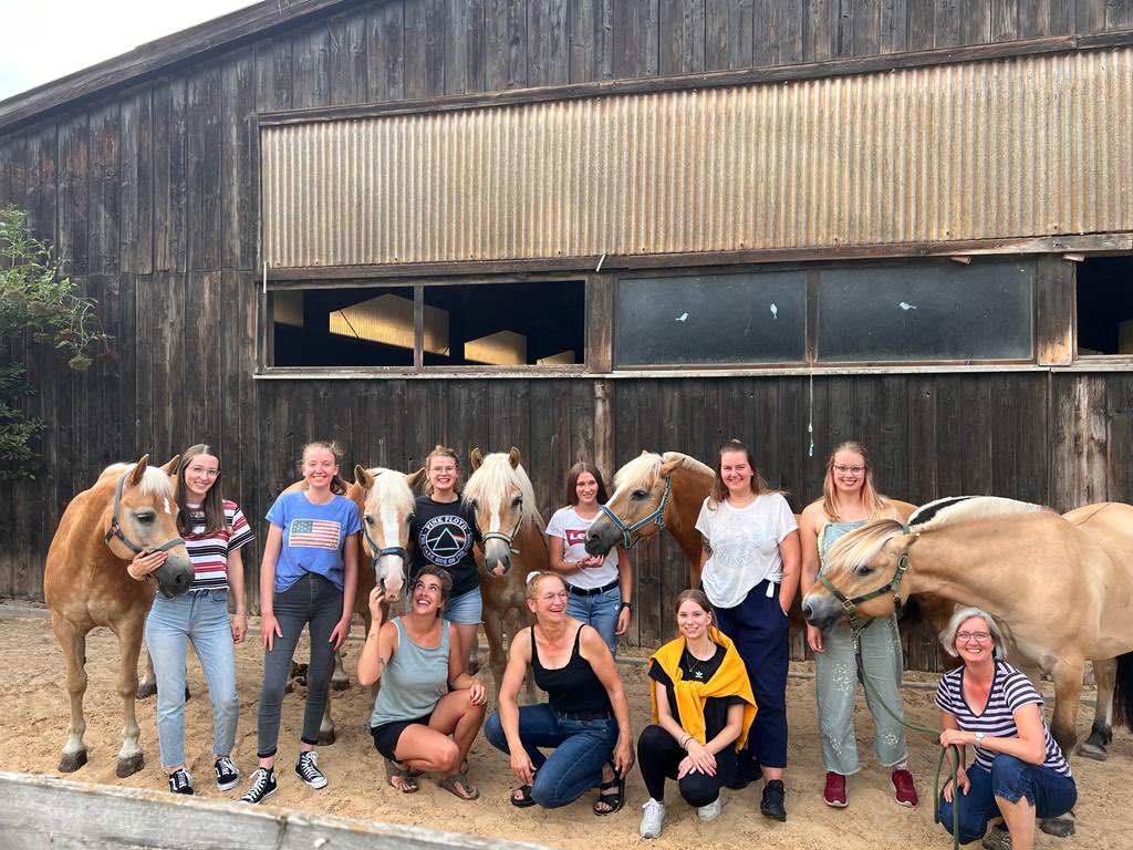 RegineBY's tweet photo. Die Crew der Reittherapie in Nürnberg-Fischbach 🥰
Gestern Abschlussessen vor der #Sommerpause
So schön da arbeiten zu können!💕
#physiotherapy #hippotherapie #ridingfordisabled https://t.co/DpCLFqOOjw