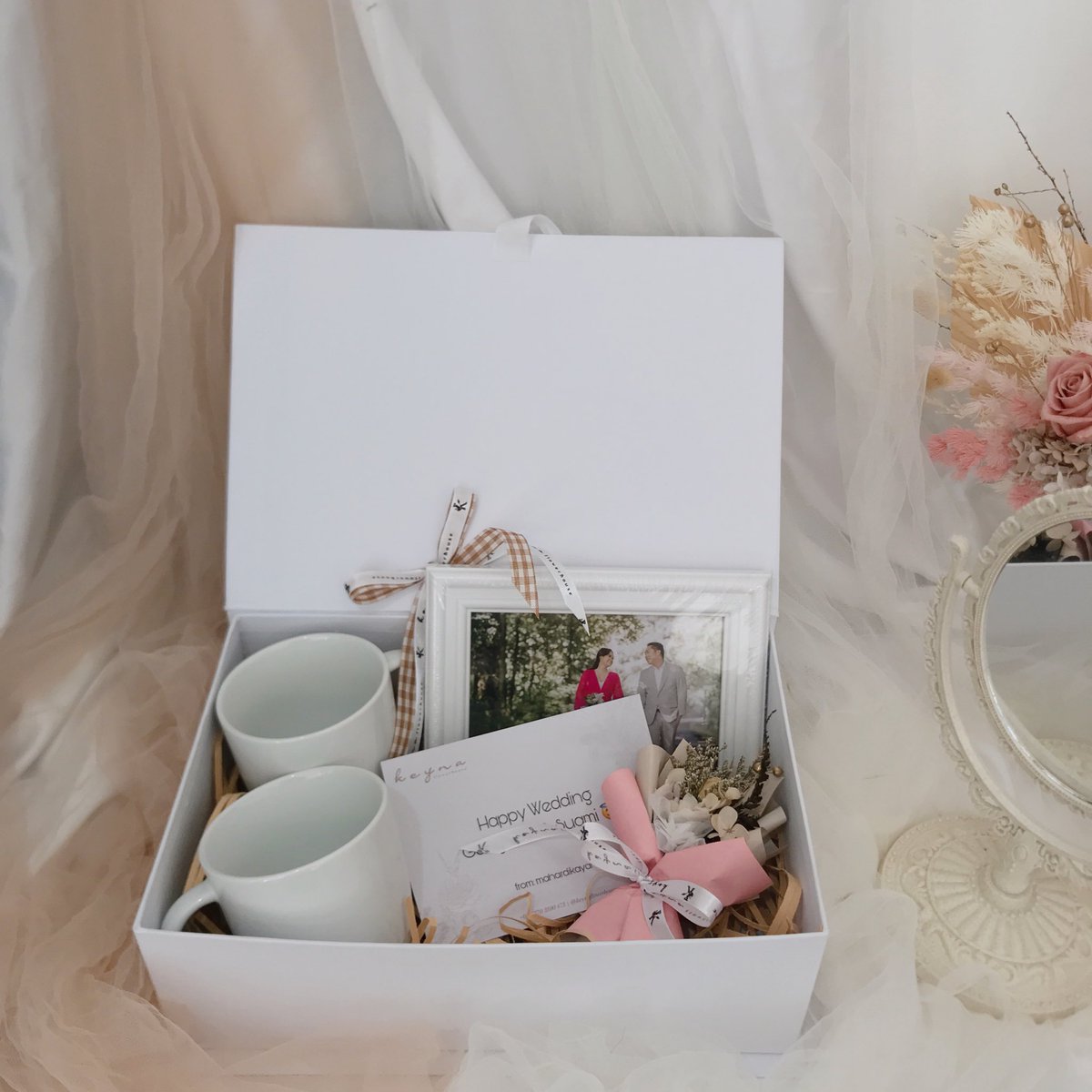 keynafloristry's tweet photo. wedding gift box, we made by custom. 🤗🌸
———
Reach us 
for more information:
📩 : keynaflowerhouse@gmail.com
WA : +62 831‑1565‑7889
•
you can contact us on link bio, and we’ll try to give our best for you✨❣️
#floristbali #floristdenpasar #weddinggift #weddinggiftsidea https://t.co/W2Pon7CnJ6