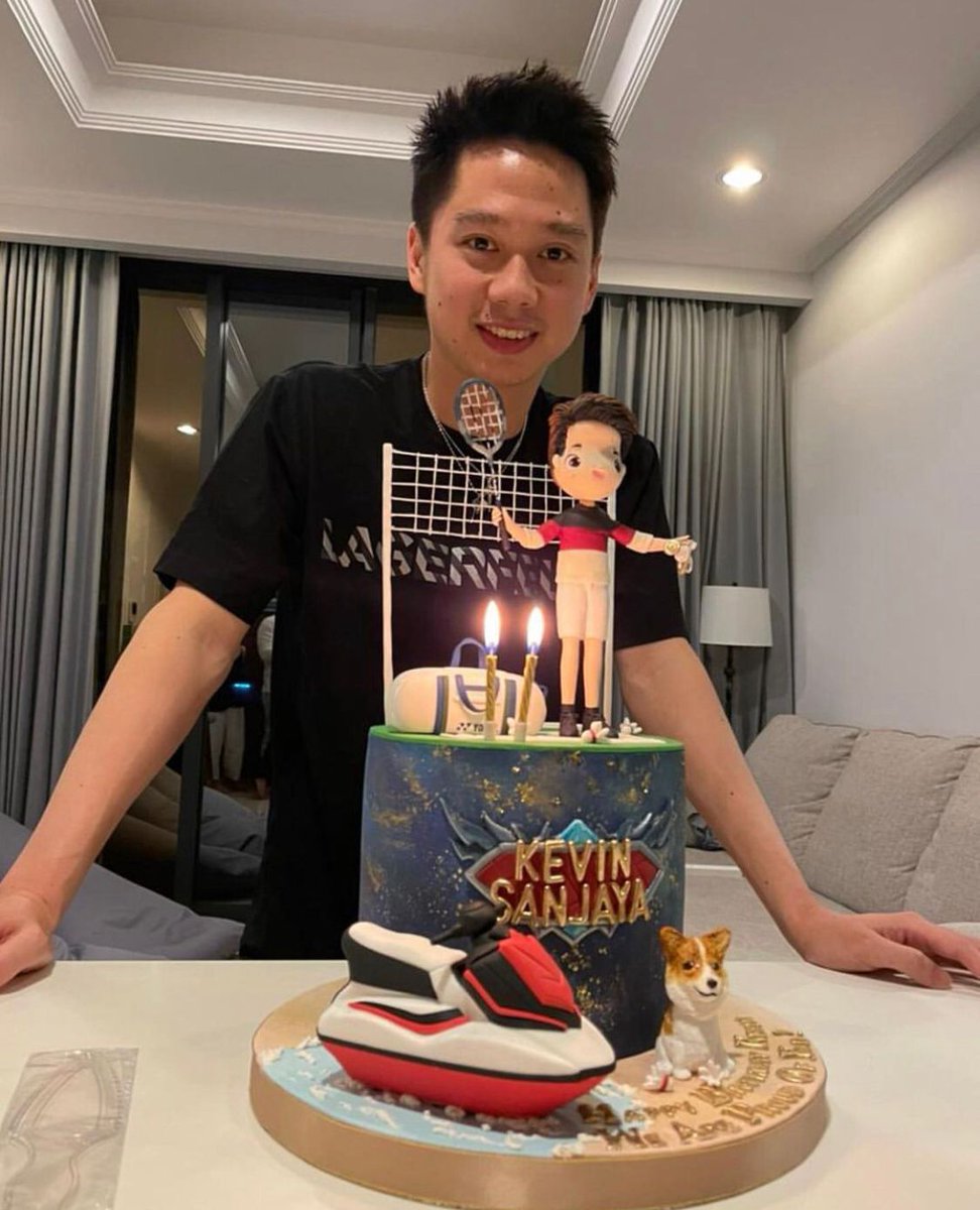 TSMedia_id's tweet photo. Selamat Ulang Tahun Kevin Sanjaya Sukamuljo๐ฅณ
Salah satu pemain bulu tangkis ganda putra Indonesia ini merayakan ulang tahun ke-27 pada hari ini.
Sukses terus dan tetap semangat mengharumkan nama bangsa, Kevin๐ฅฐ
๐ธ: kevin_sanjaya/Instagram
#TSMedia #TSNews #TSUpdate https://t.co/zoe9zBJR9v