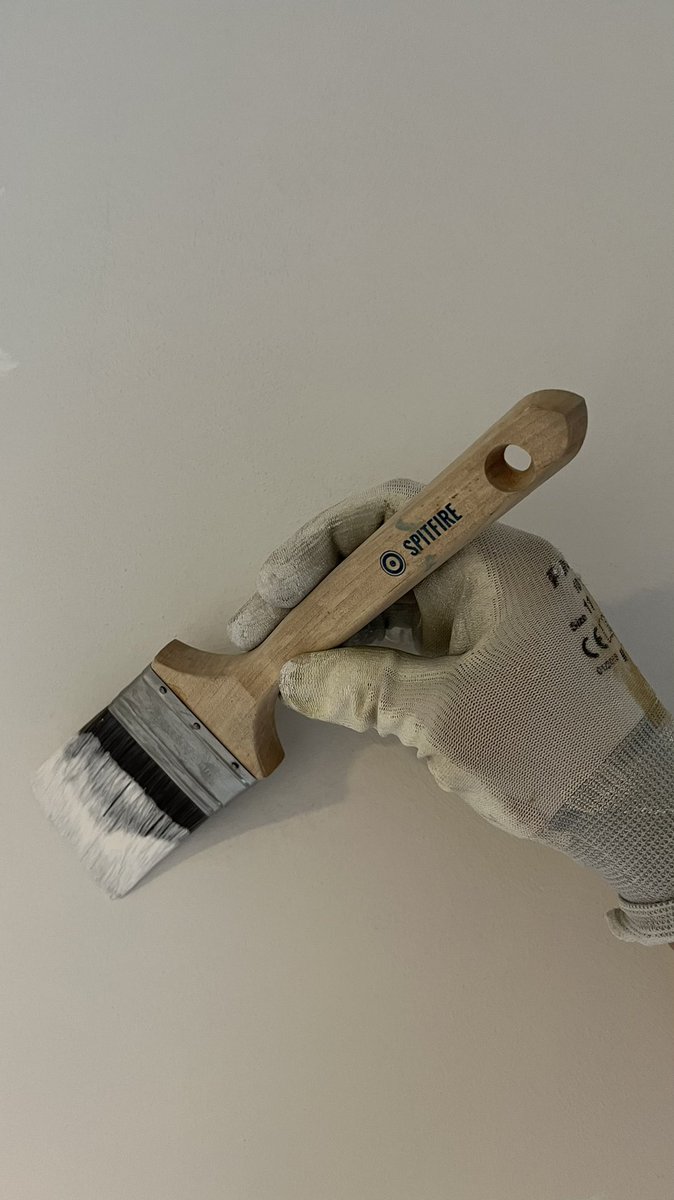 Wanneer ik de #wanden en plafonds niet spuit maar rol? Besnijd ik de randen met de #kwasten van Maverick (spitfire) deze kwasten komen uit Australië en nemen zo veel Tex op, door de platte vorm, lange en schuif afgesneden haren is het makkelijk om er strakke lijnen mee te zetten.