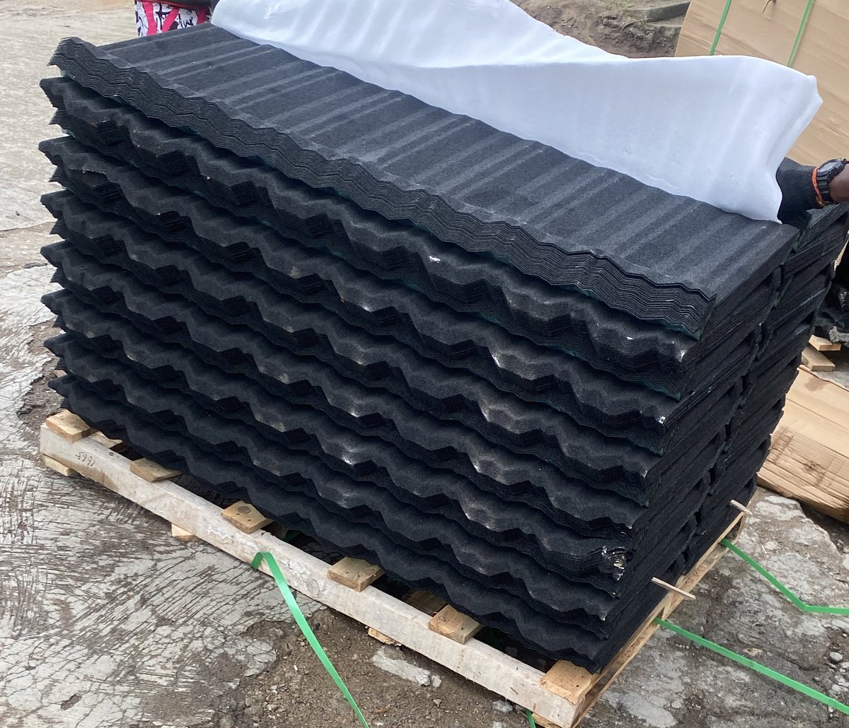 UltimateBuildin's tweet photo. Classic roofing tiles successfully delivered to Ibadan, Oyo state. #roofing #roof #realestate #stonecoatedroof #classicroof #building https://t.co/PHO4qkDiEv