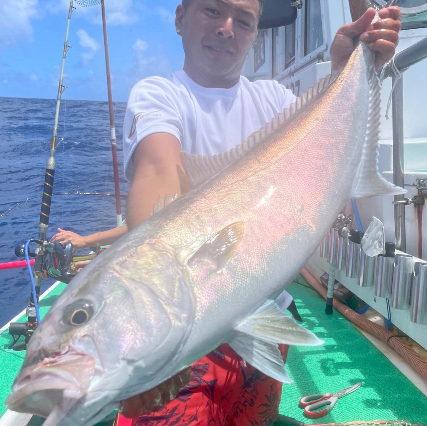 前田 樹成 人生２回目の銭洲最高の船で最高の天気 最高の釣果に恵まれました 銭洲 龍正丸 チビムロ ジギング 泳がせ釣り 剛樹 アリゲーター 伊勢湾ジギング キハダマグロ キハダキャスティング オーナーバリ T Co