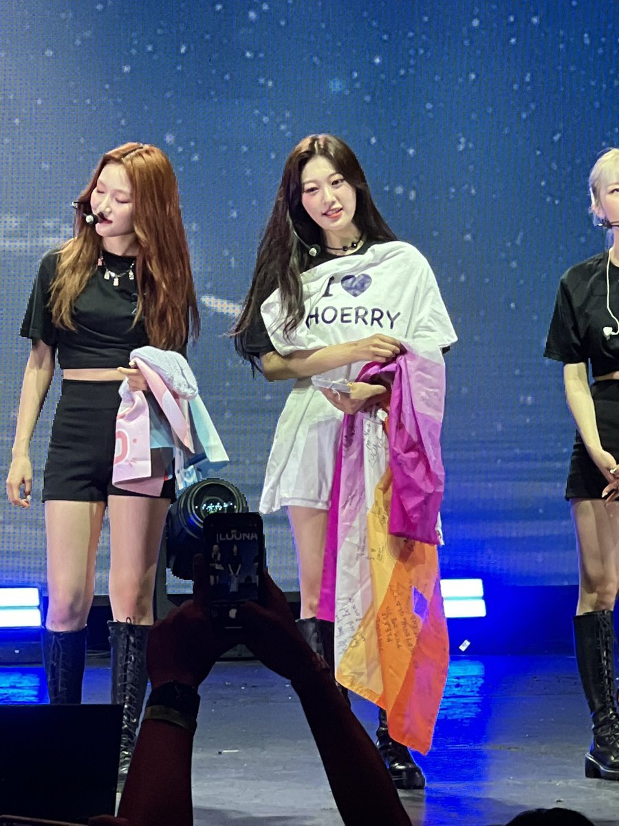 thread of hyeju and choerry photos with the lgbt and lesbian flags from different angles if anyones looking for them