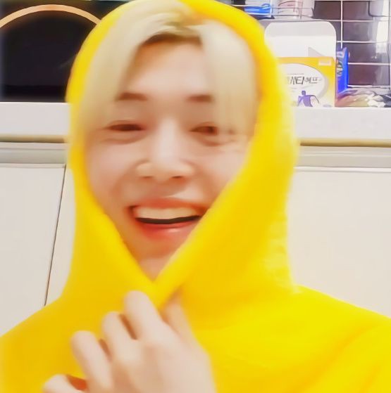 blOssOmFalling7's tweet photo. No me toquen estoy sensible 🥺, le extraño 😿 ay su sonrisa toda linda 😢💕 https://t.co/6fys1BFtwB