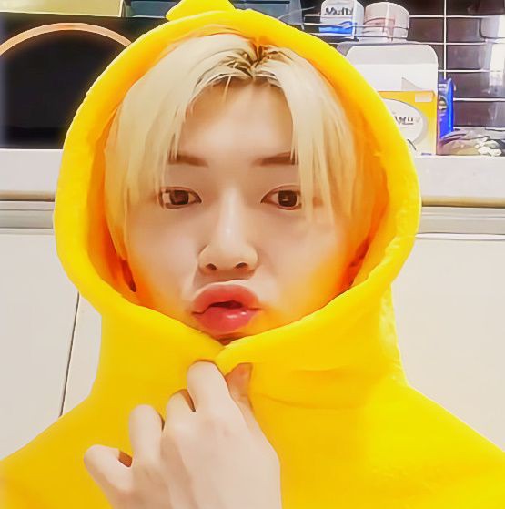 blOssOmFalling7's tweet photo. No me toquen estoy sensible 🥺, le extraño 😿 ay su sonrisa toda linda 😢💕 https://t.co/6fys1BFtwB