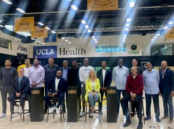 NBAMemes's tweet photo. Derek Fisher and Matt Barnes being as far apart as possible in this pic 😂😭 https://t.co/wExijXPlY9