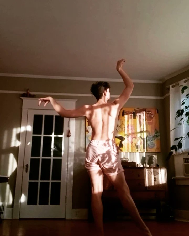 RamosGarcet's tweet photo. #sunset #sunsetphotography #photography #Photoshoot #pose #dance #dancer #ballet #balletdancer #dancepose #gay #gayguy https://t.co/WjznL9NOw0
