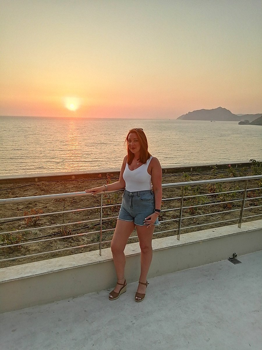 MissMullen2's tweet photo. I miss these sunsets already 🌇🇬🇷 https://t.co/tDpwB5pYud