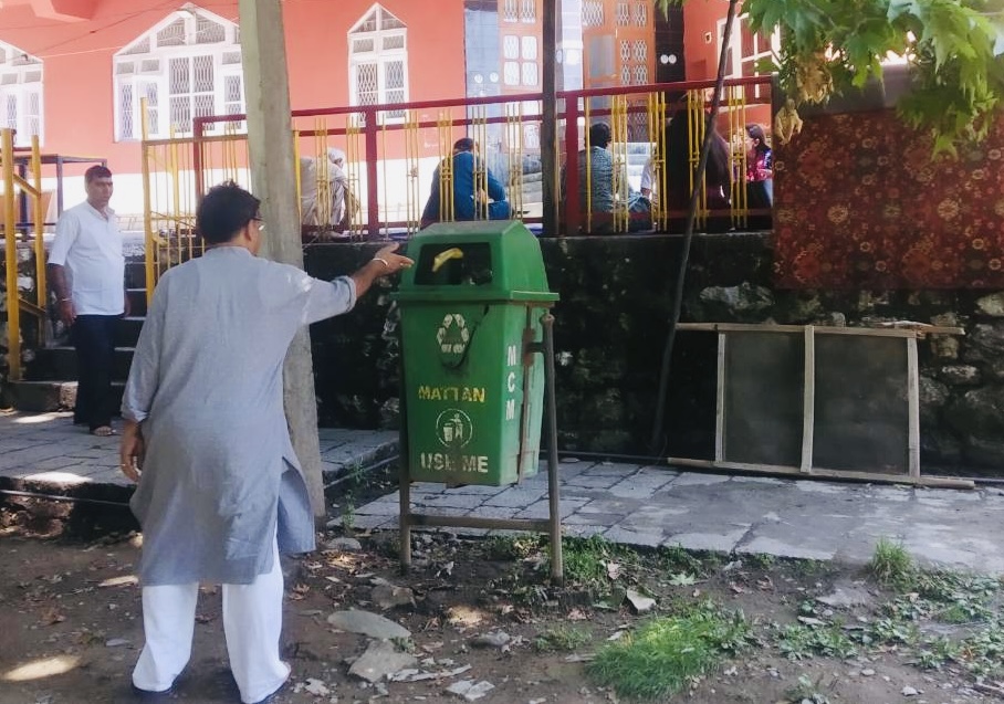 Always throw waste in dustbins and help us make this holy yatra swachh &amp; green!  
#SwachhAmarnathJiYatra 
#Amarnathyatra2022 
#AmarnathYatra  
#SwachhTeerth
<a href="/nitishwarKumar/">Nitishwar Kumar IAS</a>
<a href="/Diprjk/">Information & PR, J&K</a>
 <a href="/OfficeOfLGJandK/">Office of LG J&K</a>
@MayorJammu
<a href="/SwachhBharatGov/">Swachh Bharat Urban</a> 
#SwachhSurvekshan2023