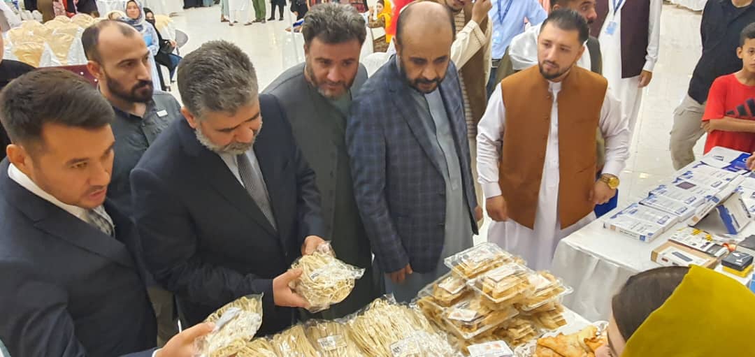 TCMezariSerifBK's tweet photo. Yerli üretim fuarı ziyaretimizde bize bilgilendirmede bulunan ILO Afganistan Temsilcisine ve ziyaret boyunca eşlik eden Belh Ticaret ve Yatırım Odası ile Belh Esnaf Odası yöneticilerine teşekkür ederiz. @turkembkabul @ILOAfghanistan @balkh_cci https://t.co/bgj13P9ofl