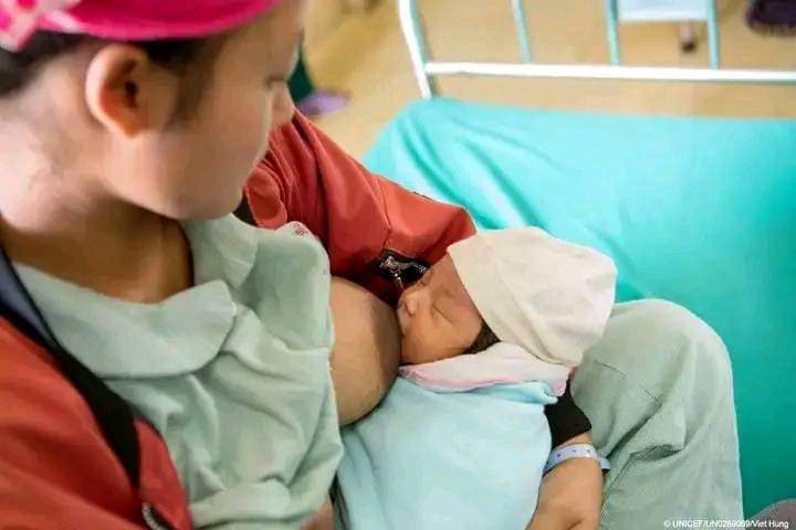 Your position during breastfeeding really matters
 
Do you know that wrong positions during breastfeeding can cause breast soreness and crack on your nipples?

This is cos the baby may latch were she is not suppose to 

 Latch rightly when feeding #breastfeedingweek2022 #Nursing