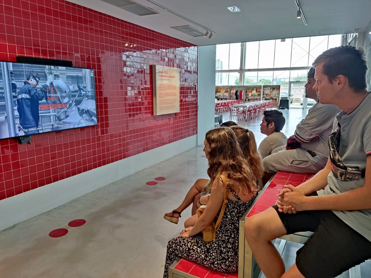 ArrabalAID's tweet photo. Jóvenes participantes en la #EscuelaSegundaOportunidad @E2OEspana @ArrabalAID visitan las instalaciones de @CervezaVictoria para reforzar sus conocimientos sobre el ámbito laboral y el mundo de la #hostelería. Descubriendo competencias+habilidades que se requieren en la fábrica. https://t.co/dzT84wjkt7