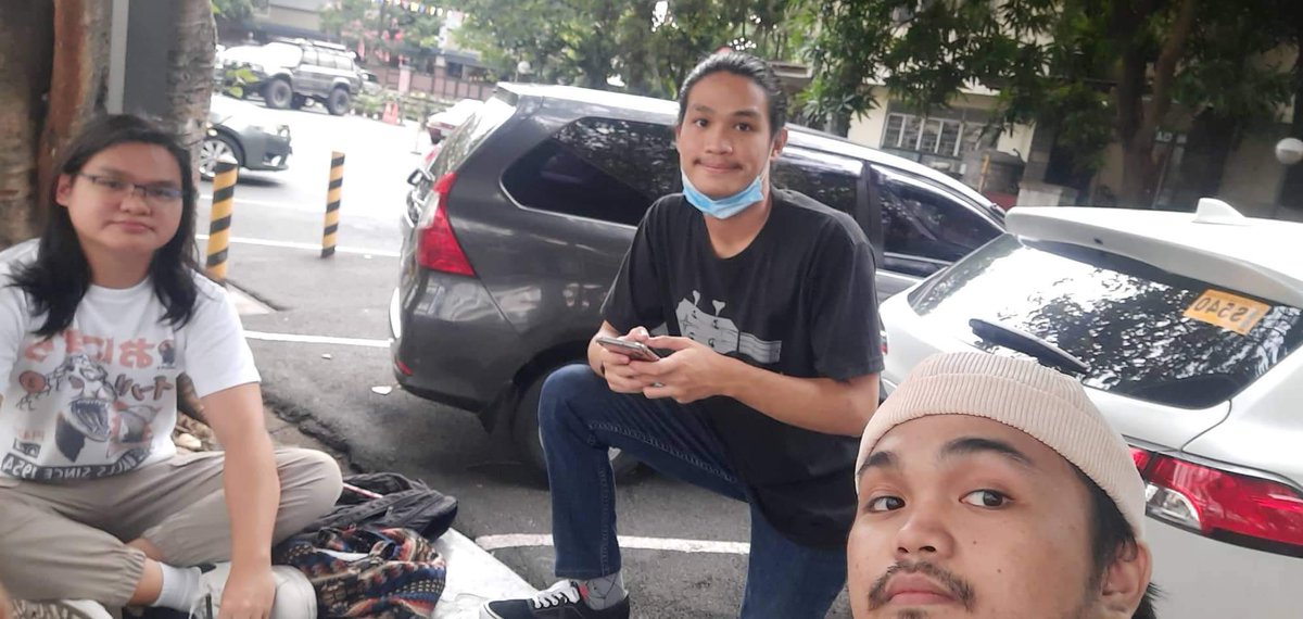 midjuneph's tweet photo. Tambay muna bago magdecide kung kelan magrerecord ng isang kanta.. 
@mitochondriyobz @aryscruzz @iamkarldahan https://t.co/w05ftq2yMp