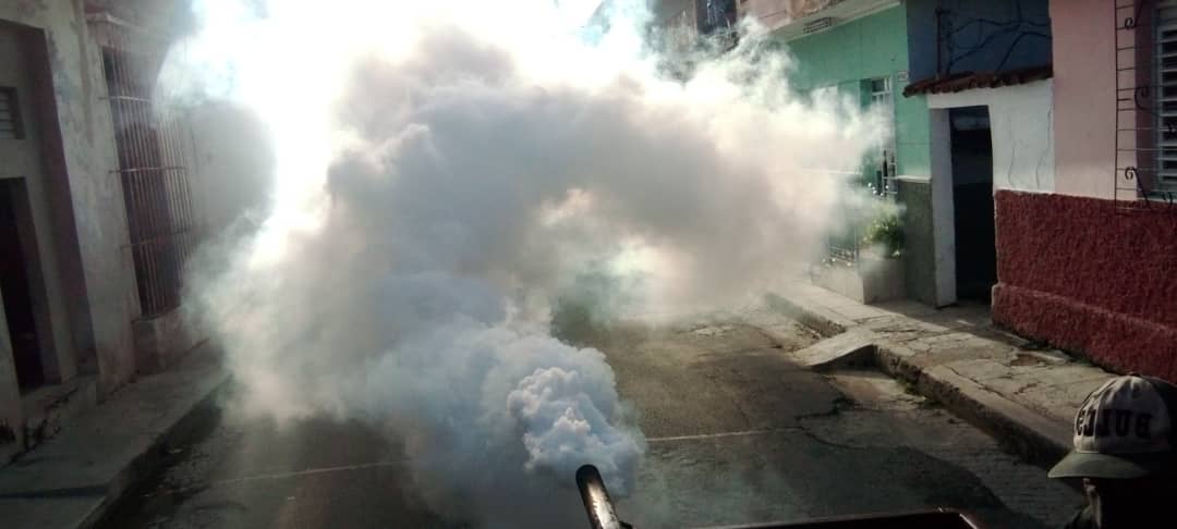DMSaludMatanzas's tweet photo. Consejo Popular Pueblo Nuevo perteneciente al municipio #Matanzas se suma a la fumigación extradomiciliaria contra vectores. 
Seguimos trabajando por el bienestar y salud de nuestro pueblo. 
#CubaPorLaPaz
@WongCorrales
@SuselyMorfaG
@BYunisexky 
@gpppmatanzas 
@BernardoQS75 https://t.co/8O4jAsj7Am