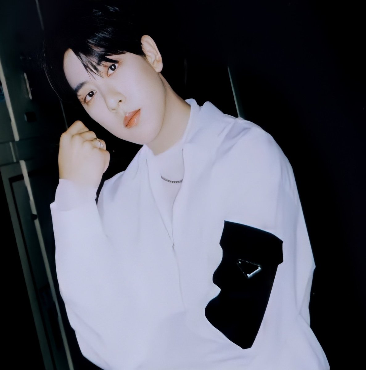 sparkles0203's tweet photo. [🎥] [Jacket Making Film] 골든차일드(Golden Child) 6th mini Album [AURA] 
 #JIBEOM 
#지범 #김지범 #골든차일드 https://t.co/tuOhiXO4ys