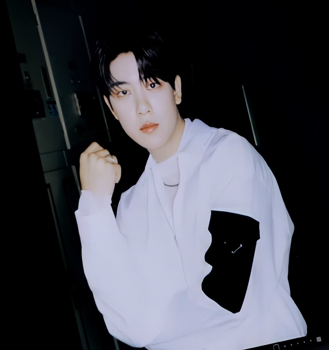 sparkles0203's tweet photo. [🎥] [Jacket Making Film] 골든차일드(Golden Child) 6th mini Album [AURA] 
 #JIBEOM 
#지범 #김지범 #골든차일드 https://t.co/tuOhiXO4ys