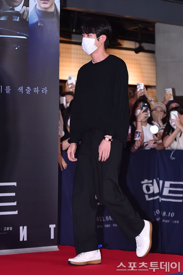 UniversBTS_'s tweet photo. 📸 Fotos de Kim Seokjin na Premiere de HUNT (1/3)

No papel está escrito “Fighting!”

KIM SEOKJIN AT HUNT VIP MOVIE

🦁 @BTS_twt https://t.co/bnCnxT2Waf