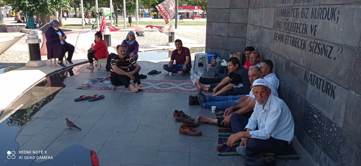 Gaziantepspor emekçileri 112 inci günümüz demokrasi meydanında bütün yazı burda gecirdik bu insanlar artık çoluk çocuğana kavuşmak istiyor <a href="/RTErdogan/">Recep Tayyip Erdoğan</a> <a href="/ikalin1/">İbrahim Kalın</a>  <a href="/suleymansoylu/">Süleyman Soylu</a> <a href="/mehmeterdogan27/">Mehmet ERDOĞAN</a> <a href="/AliSahin501/">Ali ŞAHİN</a> <a href="/yukselmuslum27/">Müslüm Yüksel</a> <a href="/gul_davut/">Davut GÜL</a> <a href="/FatmaSahin/">Fatma Şahin</a>