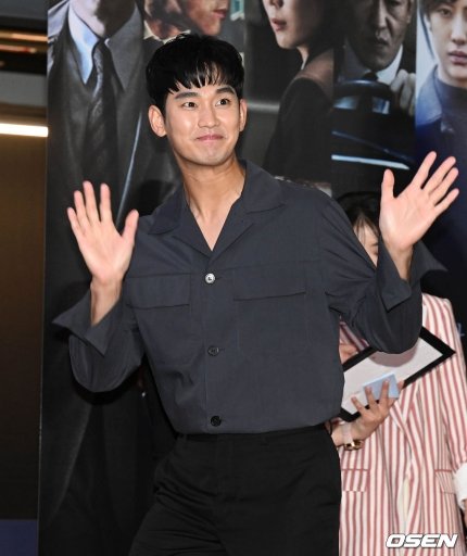 infodrakor_id's tweet photo. VIP Premiere film #Hunt: #KimSooHyun #GoSoYoung #HongJongHyun #JangHyuk https://t.co/WLuhPyKyMl