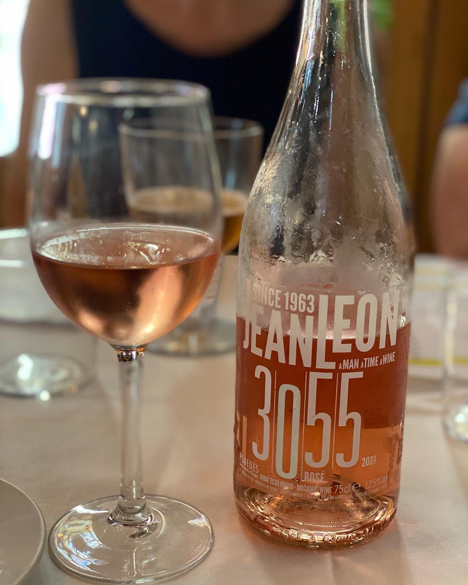 Dos recomanacions per a un estiu que no ens dona treva. Un rosat de Jean Leon -una bodega amb una singular història- i el Limousin de Marqués de Riscal. Un rosat i un blanc per a per a resistir a esta onada de calor perpètua en el qual s'ha convertit l'estiu