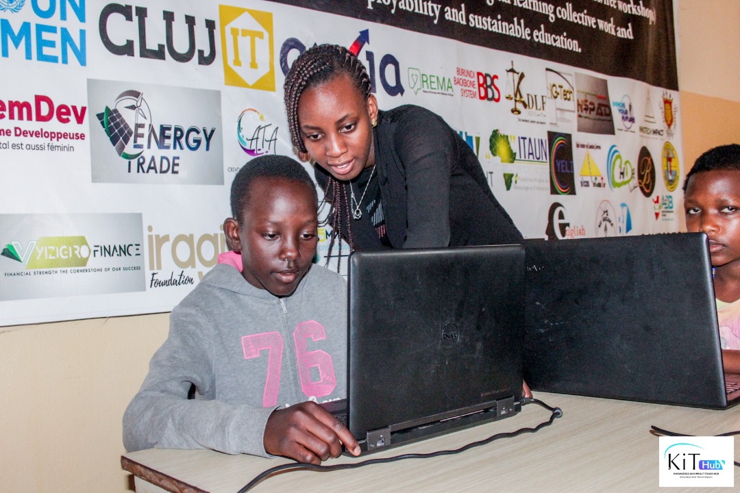 KithubNews's tweet photo. Ce 1er Août 2022,KIT Hub a démarré  la formation Tech kuri Bose,2è édition,aux filles de 11-14 ans.
L'initiat° à la bureautik,l'expression anglaise, et la recherche sur internet étE sur le program.
La fille ds la digitalisation pour égalité de sexe.
@UNWomenBurundi
@PNUDBurundi https://t.co/fGlJ5dLyew