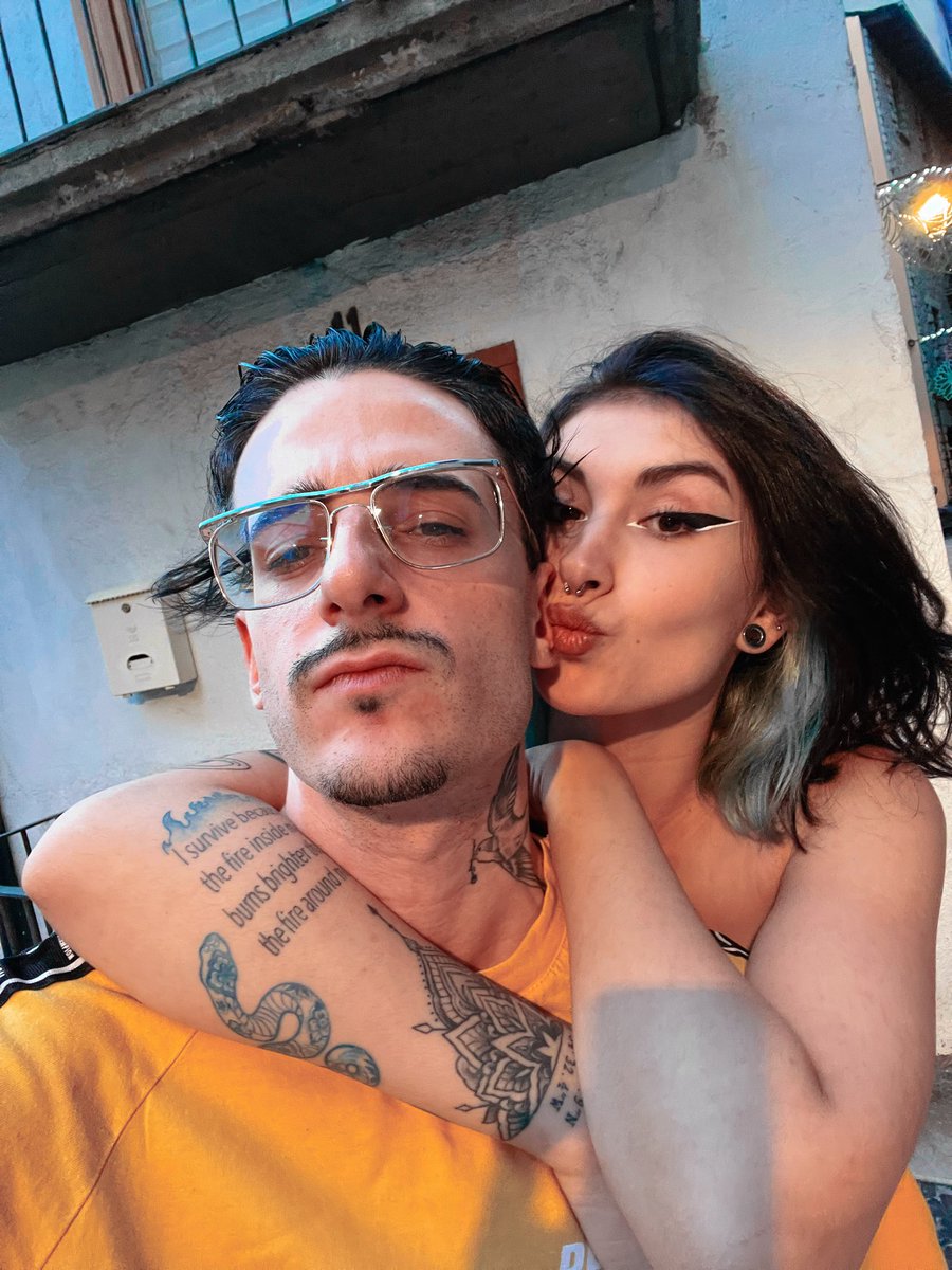 rickyedit's tweet image. completo la colección con lo guapos que íbamos en las fotos impares y la suerte que tengo en las pares. siento tanto que me da hasta vergüenza. quiero de esto durante mucho.