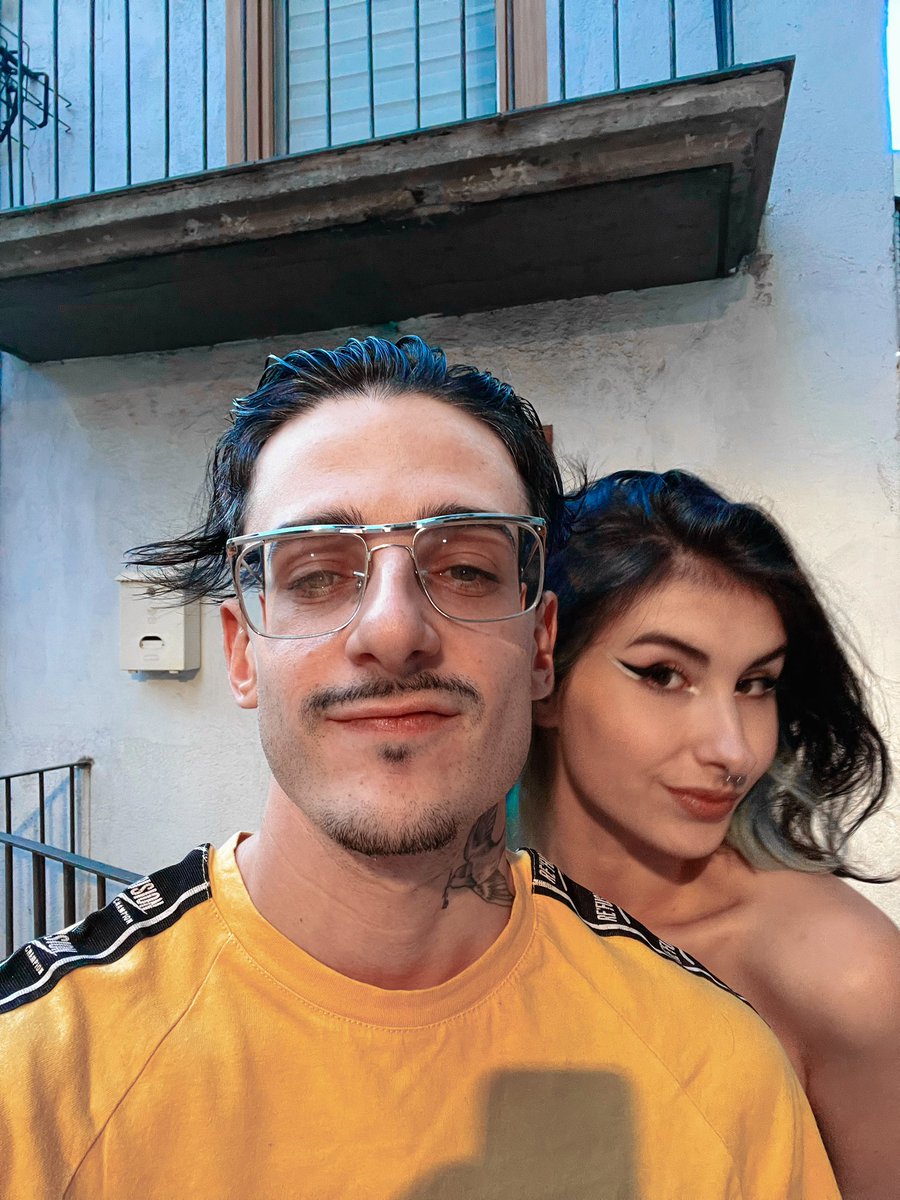 rickyedit's tweet image. completo la colección con lo guapos que íbamos en las fotos impares y la suerte que tengo en las pares. siento tanto que me da hasta vergüenza. quiero de esto durante mucho.