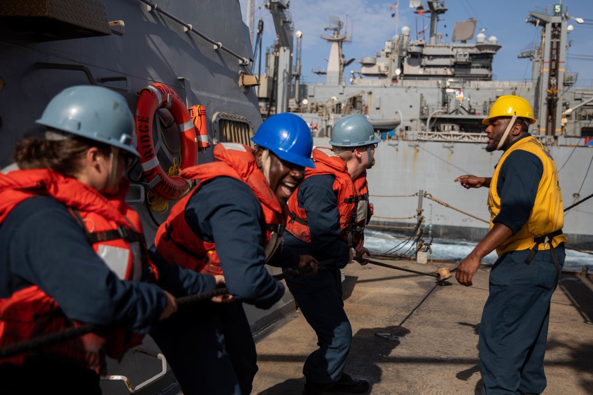 USNavy's tweet photo. Getting the goods! ⚓ 

Sailors assigned to #USSBainbridge (DDG 96) conduct a replenishment-at-sea in the #MediterraneanSea 

📸 by Mass Communication Specialist 3rd Class Elexia Morelos https://t.co/IYFzDbGzaA