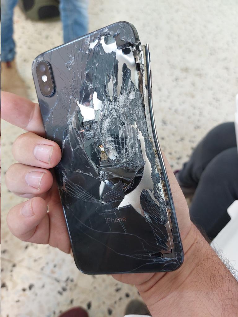 Mehrere GenossInnen wurden von Gummigeschossen getroffen, einer am Kopf. Er ist nun im Krankenhaus. Hier seht ihr die Reste eines Smartphones, das in der Hose getroffen wurden, als jemandem von uns auf die Beine geschossen wurde.