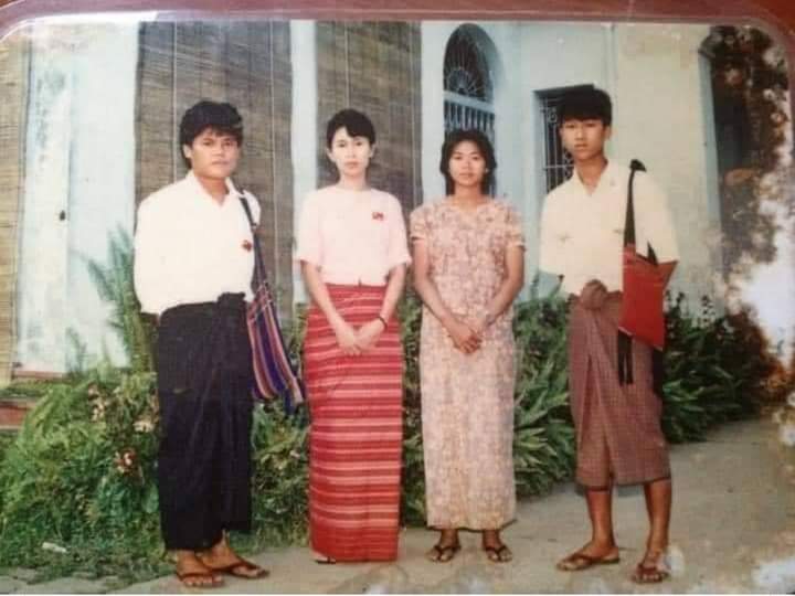 OoTwtar's tweet photo. လွန်ခဲ့တဲ့နှစ် သုံးဆယ်ကျော်လောက်က လွယ်အိတ်အနီလေးနဲ့ သူရဲကောင်းကြီး
ကိုဂျင်မီ😢 https://t.co/9hzvzLsznO