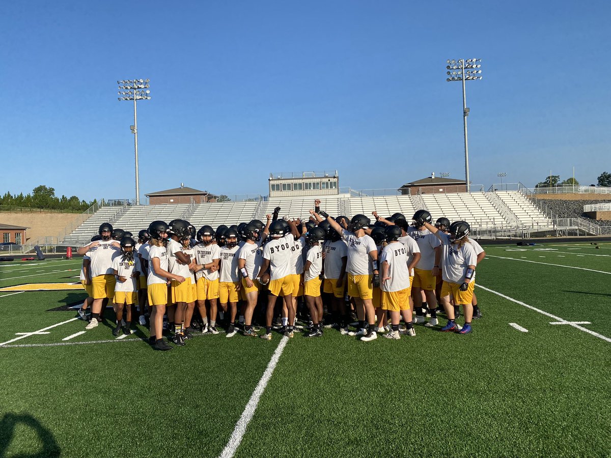 PCoachMetzger's tweet photo. EFFORT TUESDAY our PACK FAMILY started out with an Inspirational message from our AD Coach Panzer. We are blessed to have ELITE leadership. All In https://t.co/7U1uyHdFsu
