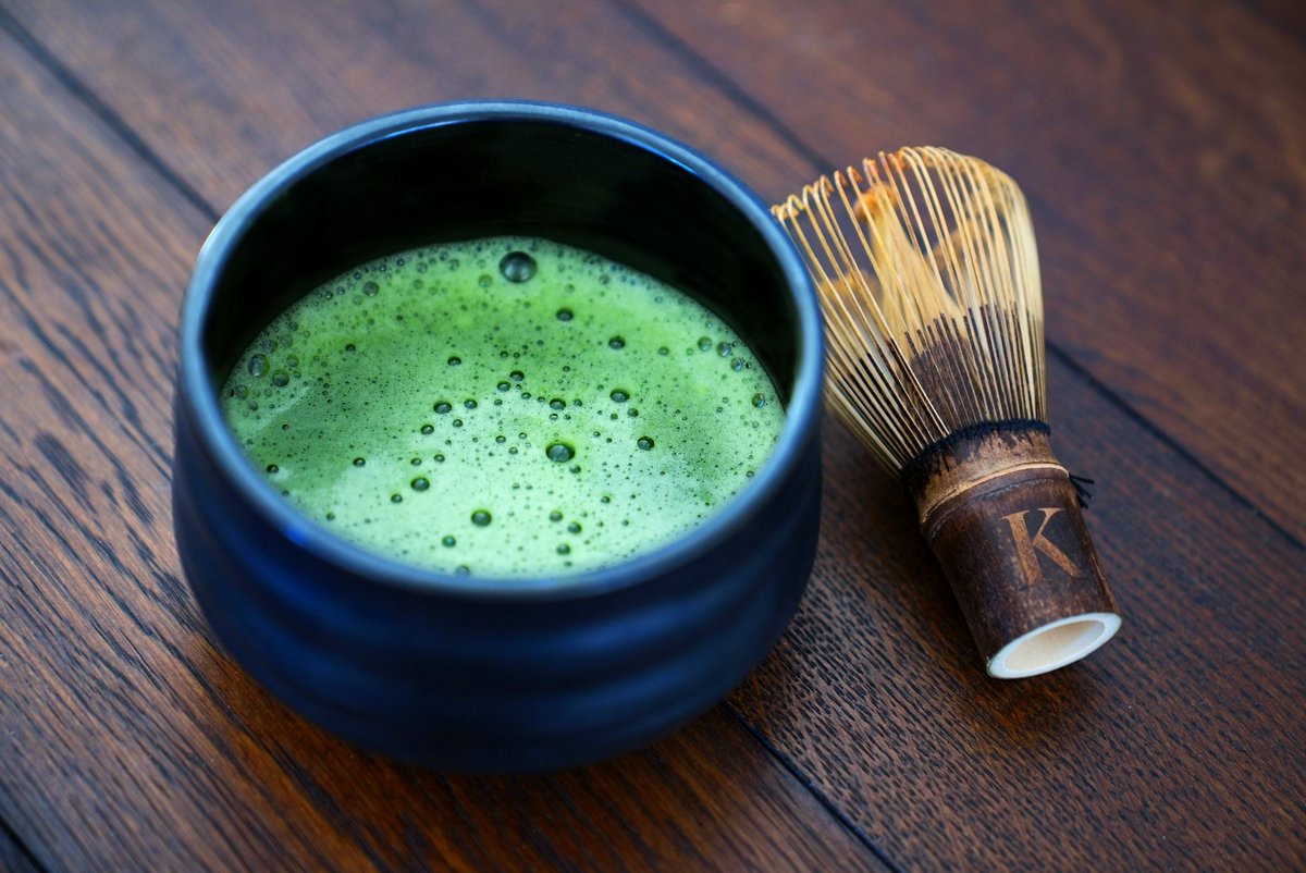 KoyochaTee's tweet photo. Matcha wird traditionell mit einem Matcha-besen, Sieb, Matcha-Schale und heißem Wasser zubereitet, das auf etwa 75-80 Grad Celsius erhitzt wird. #matcha #koyocha #matchatee https://t.co/w1WjGVoMm9