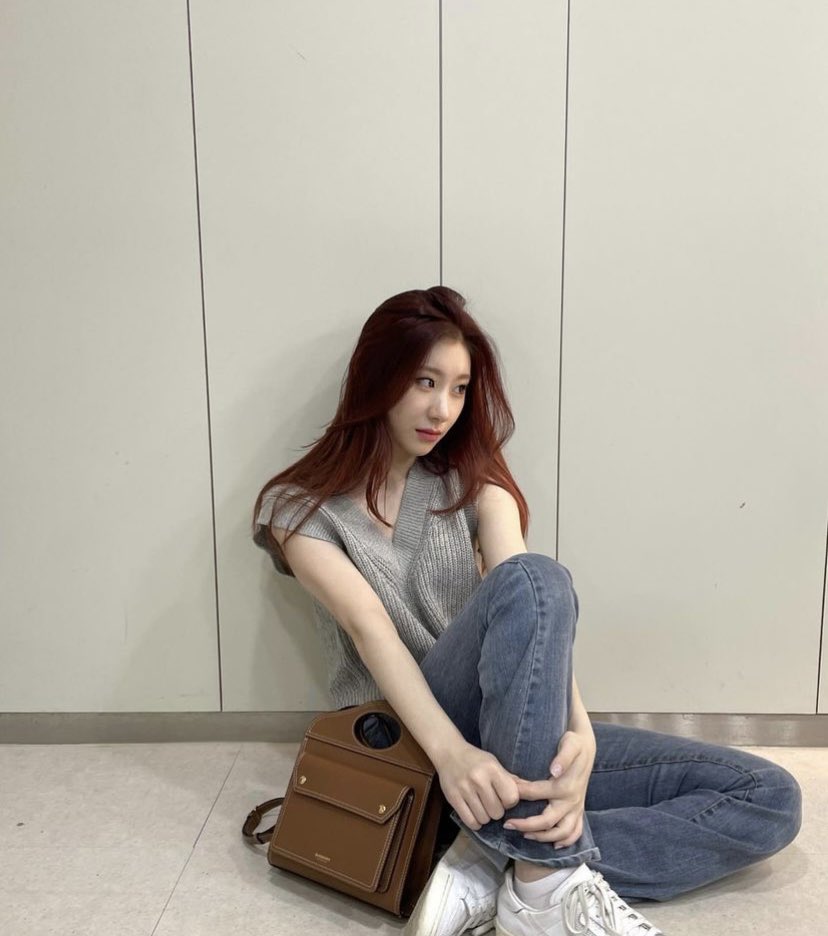 I know this place is not a strategic place for me to take photos but that’s not what I’m trying to say. I wanted to show off my sneakers… look! It will continue to become a trend among everyone here so don’t forget to put your sneakers on. 👟🤍